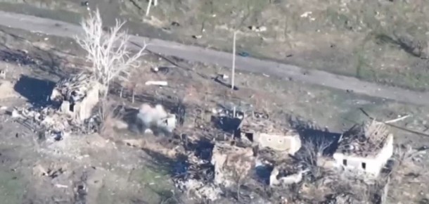 Донецкий фронт. На Красноармейском участке операторы выжигают западную окраину н.п. Гришино от присутствия живой силы укрорейха