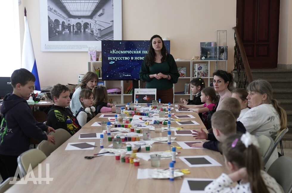 Космос на бумаге: дети Донецка создали свои галактики с помощью кляксографии