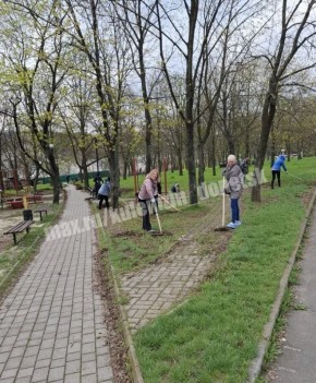 Алексей Кулемзин: Сотрудники администрации городского округа Донецк поддержали общереспубликанский субботник и, работая плечом к плечу с жителями, внесли весомый вклад в благоустройство родных улиц