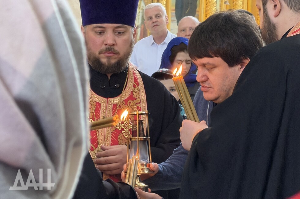 В Донецк доставили частичку Благодатного огня из Иерусалима