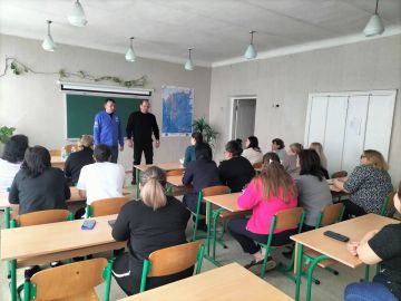 Депутат Старобешевского муниципального совета от партии «ЕДИНАЯ РОССИЯ» Сергей Канарь провел встречу с трудовым коллективом Стыльской школы