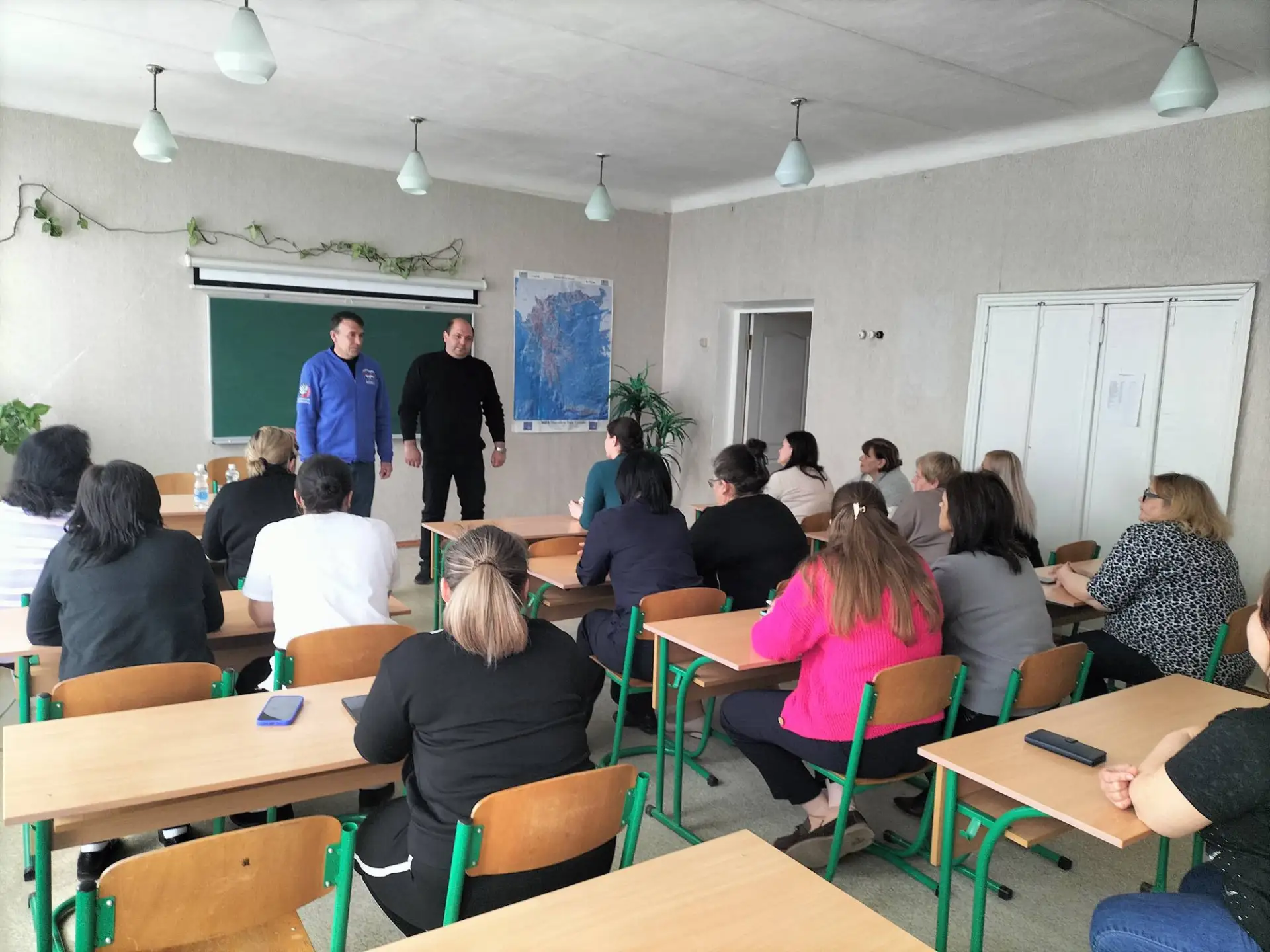 Депутат Старобешевского муниципального совета от партии «ЕДИНАЯ РОССИЯ» Сергей Канарь провел встречу с трудовым коллективом Стыльской школы