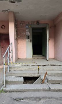 Крыльцо уходит под землю в одном из домов на Челюскинцев