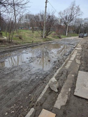 Убитая дорога на улице Максима Козыря на Широком в Донецке