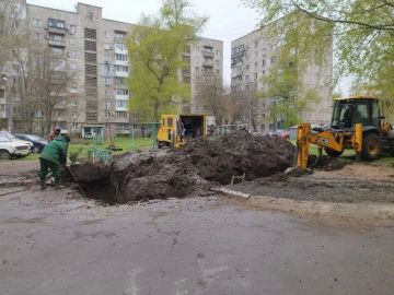Сотрудниками ГУП ДНР "Вода Донбасса"совместно с подрядной организацией шеф-региона г.Москва, продолжаются аварийно-восстановительные работы на сетях водоснабжения в Ленинском внутригородском районе г. Донецка