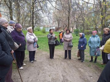 Михаил Меренков: Первый заместитель руководителя Управы Буденновского внутригородского района Администрации городского округа Донецк Елена Булавицкая совместно с депутатом Донецкого городского совета Татьяной Жуковой, в...