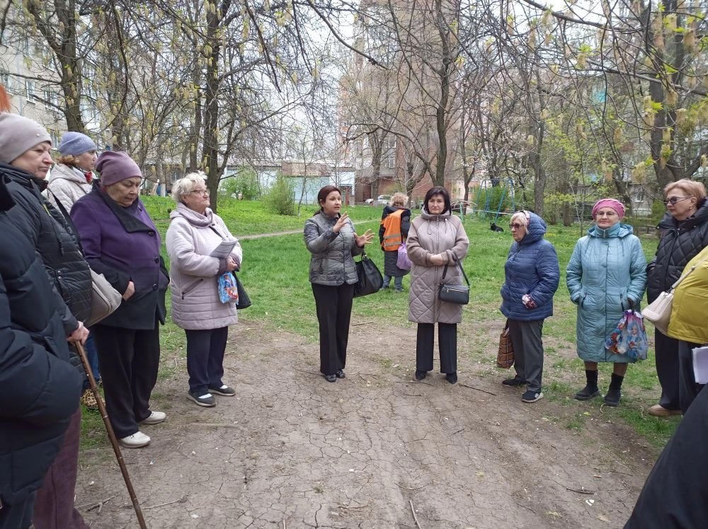 Михаил Меренков: Первый заместитель руководителя Управы Буденновского внутригородского района Администрации городского округа Донецк Елена Булавицкая совместно с депутатом Донецкого городского совета Татьяной Жуковой, в...