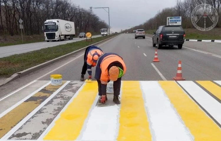 Работники Службы автомобильных дорог Донбасса приступили к обновлению дорожной разметки на дорогах общего пользования