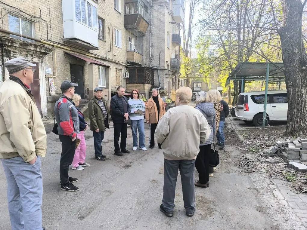 16 апреля заместитель руководителя Управы Ворошиловского внутригородского района Администрации городского округа Донецк Денис Григорьев и депутат Донецкого городского совета Лилия Ошурко, встретились с жителями района