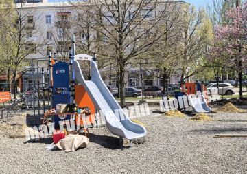 Продолжаются работы по установке нового детского игрового комплекса от банка "ПСБ" на бульваре Пушкина