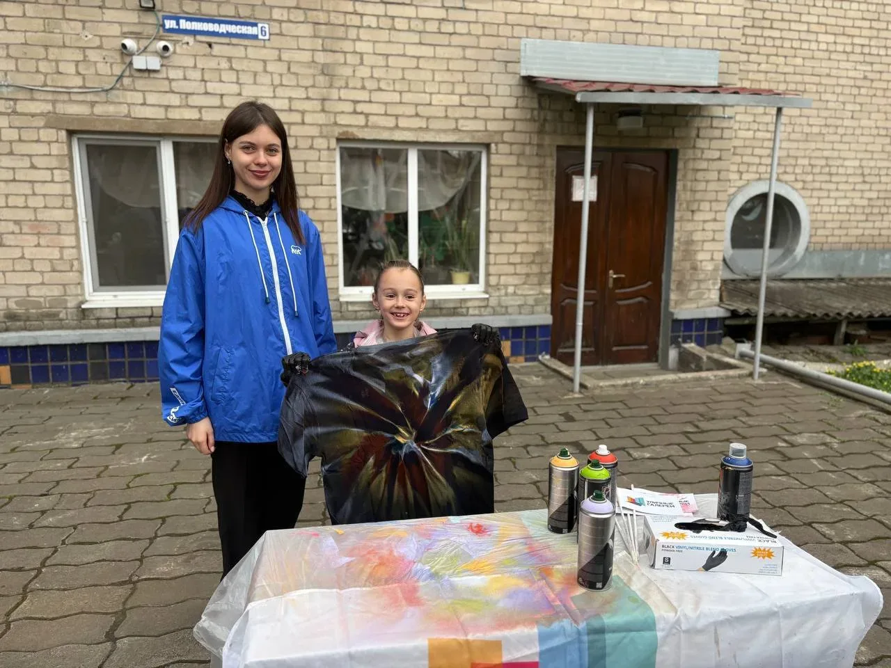 На базе МБОУ ДОД "ЦДЮТ Ленинского района г. Донецка" в рамках реализации партийного проекта «Женское движение» партии «Единая Россия» был проведен мастер-класс по аэрозольному декорированию футболок
