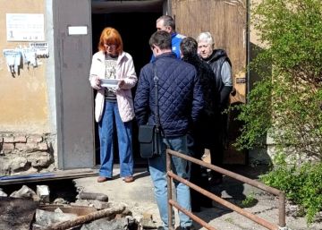 Иван Адамец: Заместитель руководителя управы Елена Строганова и депутат горсовета Дмитрий Пефтеев встретились с жителями дома №3 на проспекте Трудовых Резервов