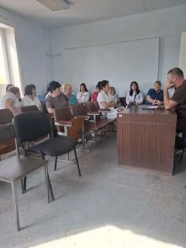 Депутат Старобешевского муниципального совета от партии "ЕДИНАЯ РОССИЯ" Евгений Балабанов провел встречу с трудовым коллективом Старобешевской центральной районной больницы