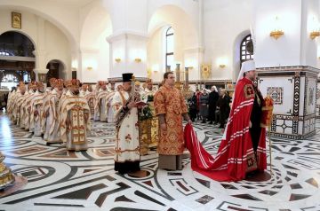 Митрополит Владимир доставил Благодатный огонь в Горловку на службу 5 архиереев