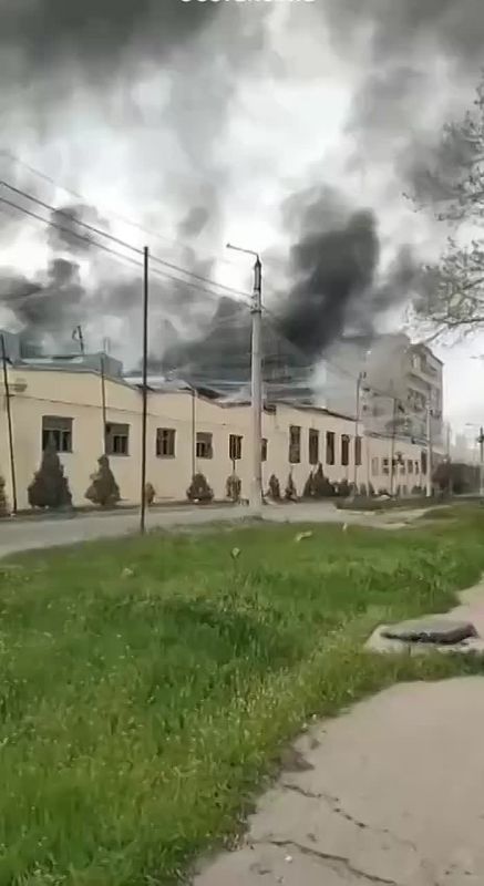 Российские силы нанесли ракетный/бомбовый удар по территории завода в Дружковке (Донецкая область)