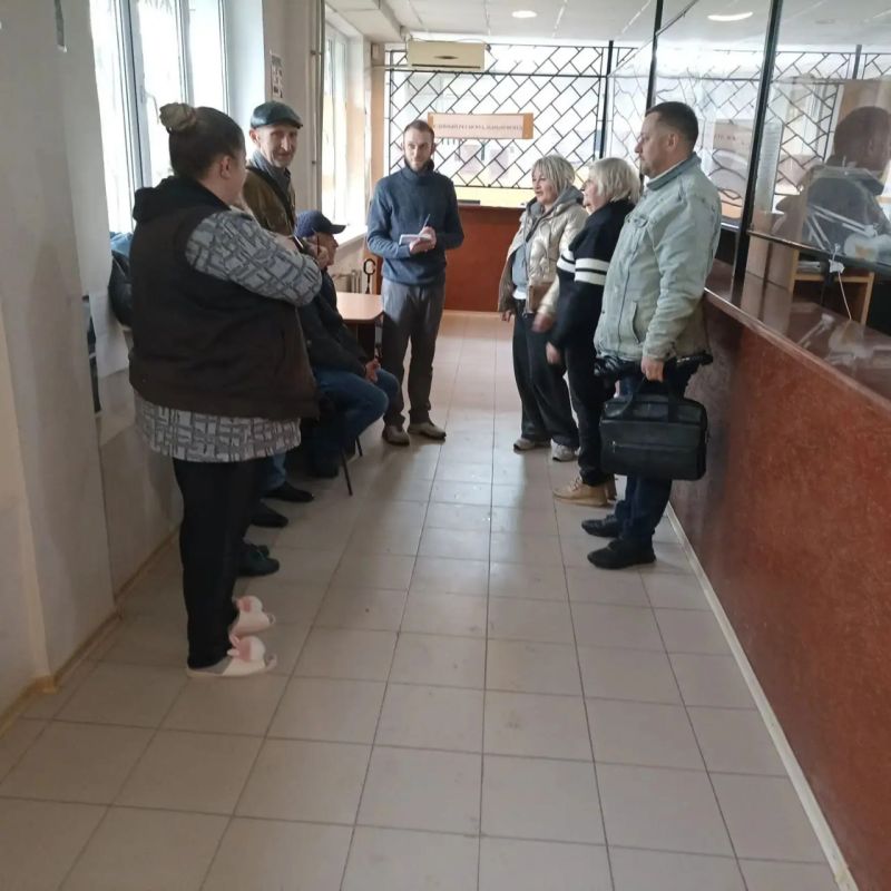 Сегодня, 5 мая 2026 года, в рамках проектов «Управдом» и "Школа ЖКХ", активист района Валентин Марков провел встречу с жителями по адресу: ул. Ляшенко, 8
