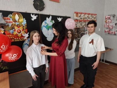 Сегодня, 8 мая 2026 года, в Кировском районе города Донецка, в рамках Всероссийской акции «Наследники Победы», приуроченной к празднованию Дня Победы в Великой Отечественной войне 1941-1945 гг., состоялось вручение ...