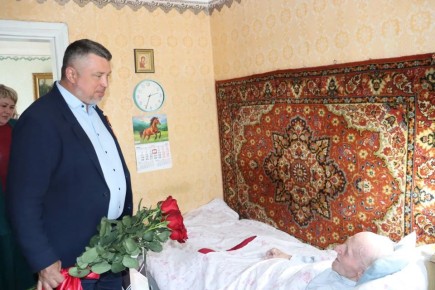 «ОБЪЕДИНЯЯ ПОКОЛЕНИЯ РАДИ МИРНОГО БУДУЩЕГО»: СЕРГЕЙ ПОЛХОВ ПОСЕТИЛ ВЕТЕРАНА ВОВ НИКОЛАЯ ИВАНОВИЧА ДЕНИСЕНКО