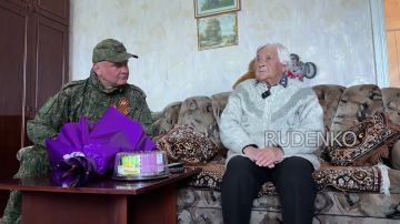 Андрей Руденко: Военнослужащие 6-го танкового полка 90-й гвардейской танковой дивизии группировки войск «Центр» посетили жительницу Донецка Лору Петровну Ганич, пережившую блокаду Ленинграда, чтобы лично поздравить её с Днём...