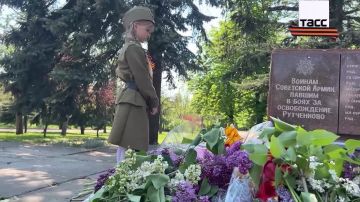 Артиллеристы ВС РФ возложили цветы к памятнику красноармейцам в Донецке