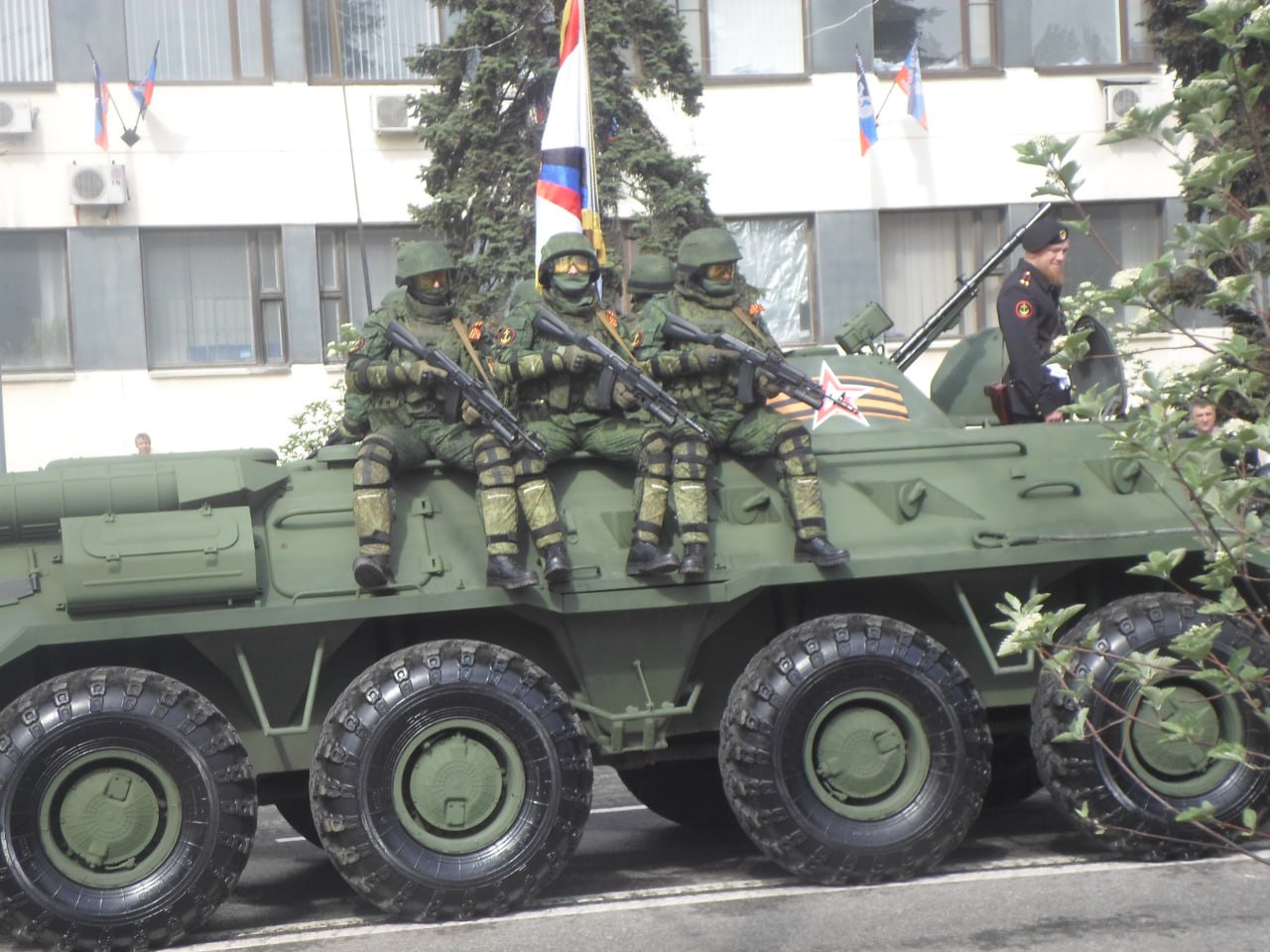Герой ДНР и России легендарный Арсен Павлов ("Моторола") на параде в Донецке, 9 мая 2016 года