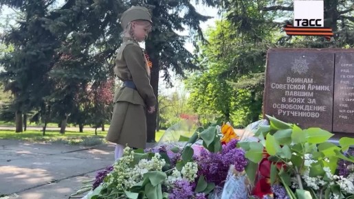 Артиллеристы ВС РФ возложили цветы к памятнику красноармейцам в Донецке