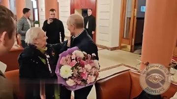 Милота дня. Президент России впервые проехался на джипе Аурус — Владимир Владимирович Путин за рулём приехал к своей первой учительнице, чтобы отвезти её на ужин в резиденцию