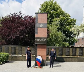 В столице Республики полицейские возложили цветы к мемориалам