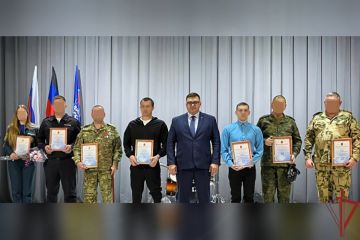 В ДНР награждены военнослужащие Росгвардии, внёсшие весомый вклад в военно-патриотическое воспитание молодёжи