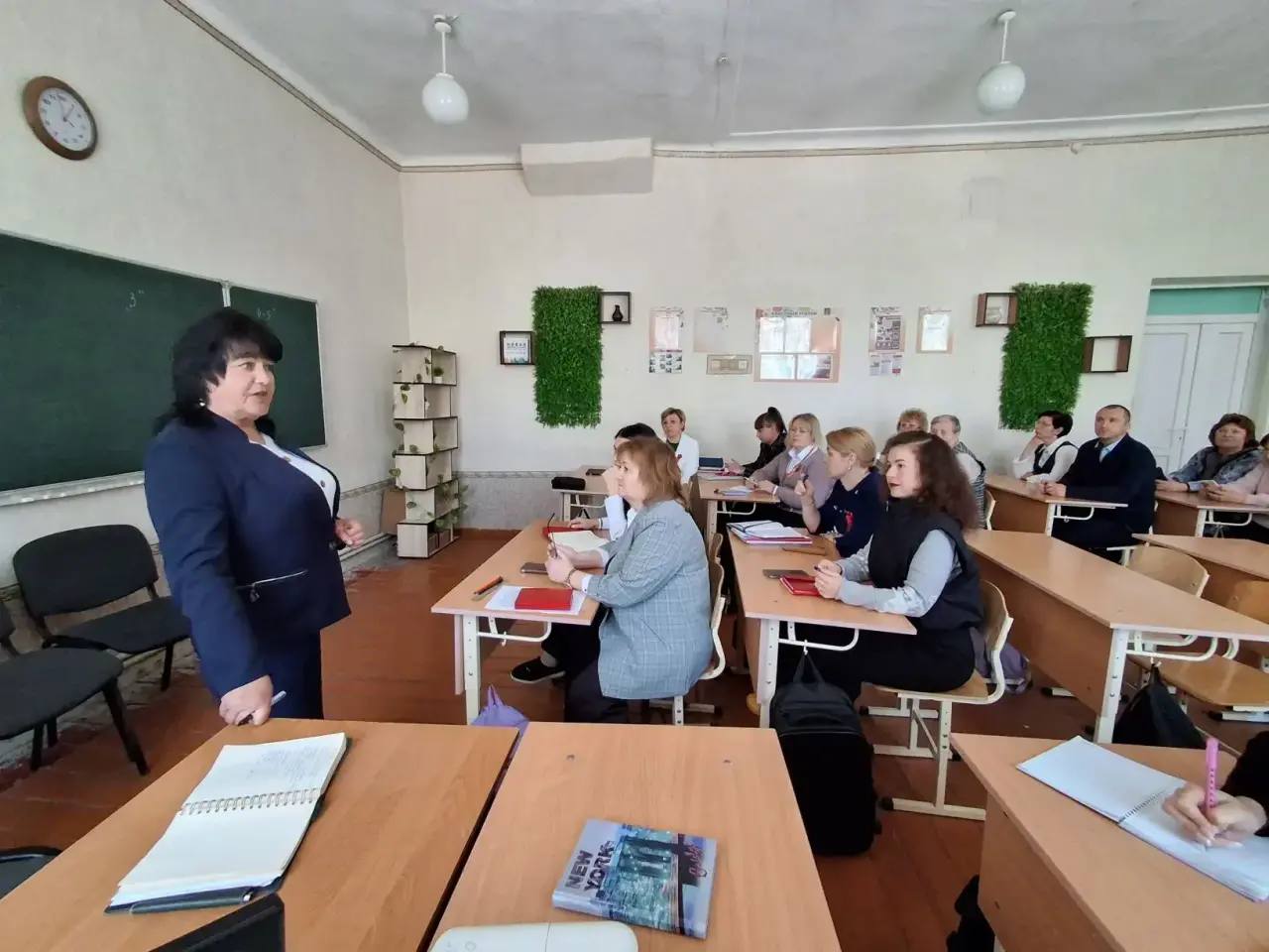 Депутат Старобешевского муниципального совета от партии "Единая Россия" Светлана Матющенко встретилась с трудовым коллективом ГБОУ "Комсомольская школа № 1 Старобешевского М.О.",осветив ключевые аспекты жизни округа и...