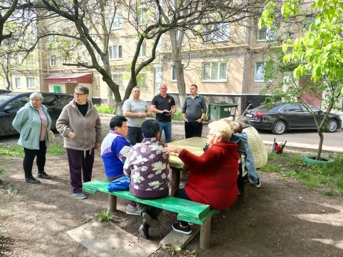 Коммунальные и жилищные вопросы: депутаты Народного Совета провели встречи с жителями Макеевки и Донецка