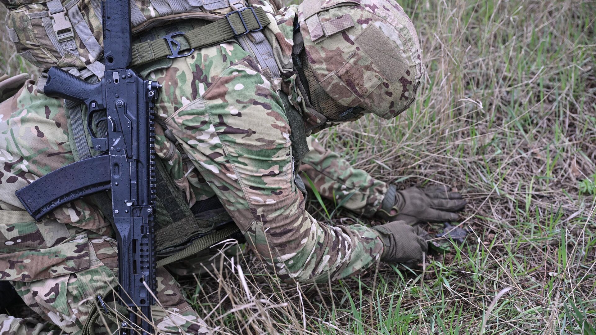 ВСУ атаковали автомобилистов в ДНР, ВС РФ убирают мины в Запорожской области. Новости СВО
