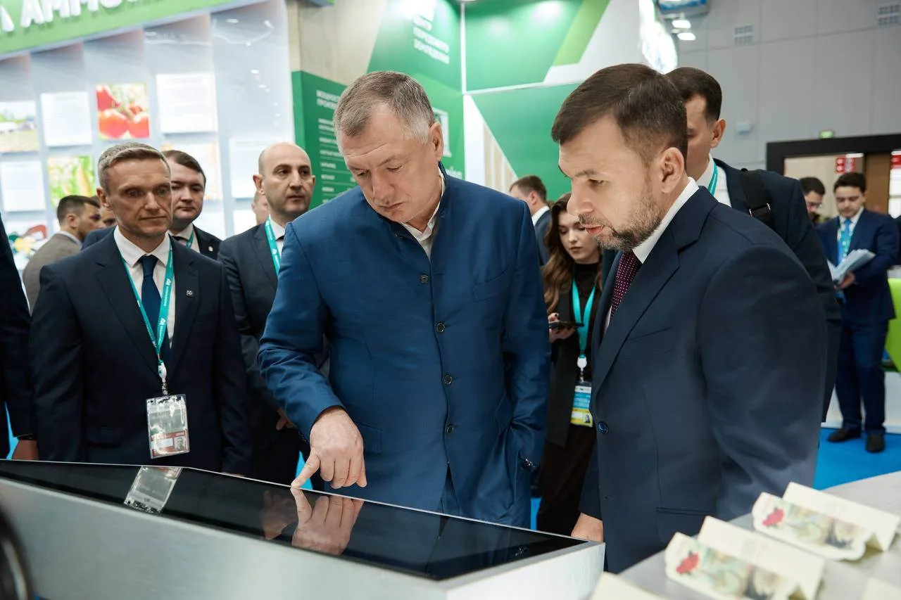 Зампред Правительства РФ Марат Хуснуллин посетил стенд Донецкой Народной Республики, представленный на XVII Международном экономическом форуме «Россия – Исламский мир: КазаньФорум»