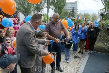 В центре Донецка открыли новую детскую площадку, оформленную в тематике сказок великого русского поэта Александра Пушкина