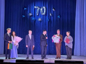 Председатель Старобешевского муниципального совета поздравил Комсомольский "Дворец культуры им. Ленина" с 70-летним юбилеем!