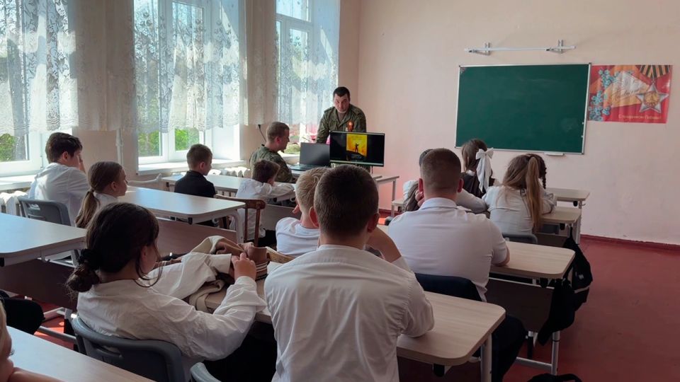 Бойцы-танкисты провели урок мужества в одной из школ Донецка