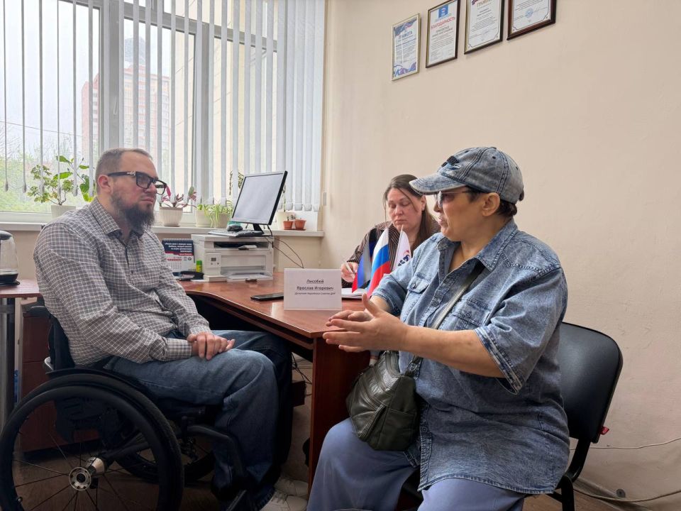 Сегодня, 18 мая, провел прием граждан член Комитета Народного Совета по труду, занятости, социальной политике и делам ветеранов, депутат Народного Совета ДНР Ярослав Лисобей