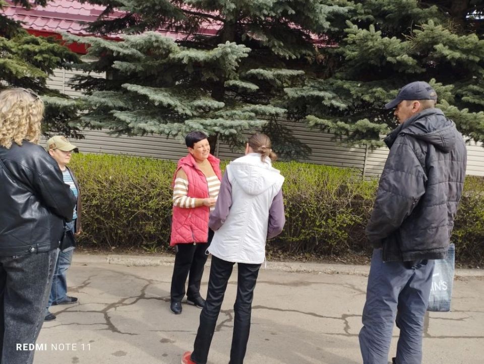 Сегодня, 18 мая 2026 года, В рамках проектов «Управдом» и "Школа ЖКХ", активист района Марина Комарь провела встречу жителями по адресу: ул. Красная Заря, 95