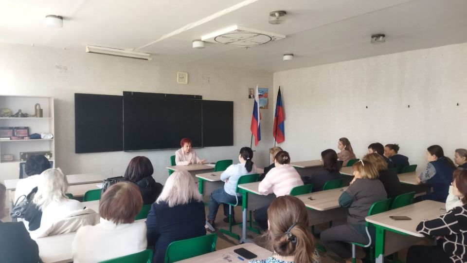 Сегодня, 18 мая 2026 года, в рамках проекта «Управдом», депутат Донецкого городского Совета ДНР Ася Горшкова провела встречу с трудовым коллективом ГБОУ "Школа № 77 г. о. Донецк" по адресу: ул. Кирова, 429