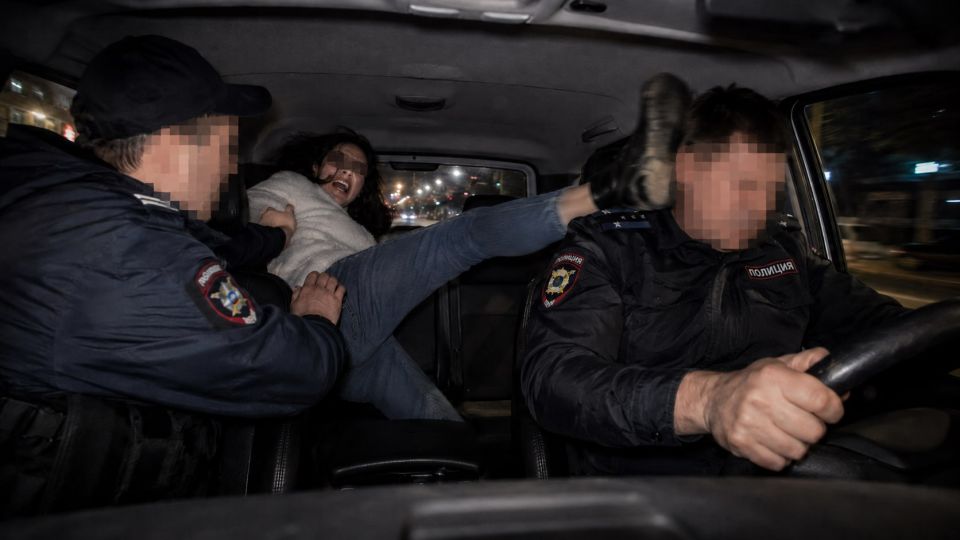 В Ясиноватой женщина ударила полицейского ногой в голову в салоне машины