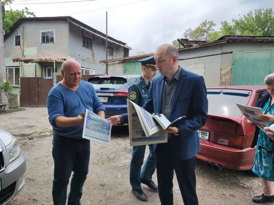 Сегодня,18.05.2026, состоялась встреча с жителями, на которой присутствовали заместитель руководителя Управы Ленинского внутригородского района Анатолий Разумов, инспектор отделения НД и ПР Ленинского района г. Донецка МЧС...