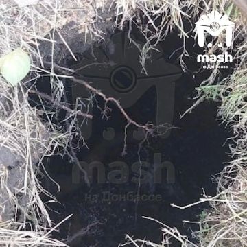 Огромная яма появилась на детской площадке в самом центре Донецка