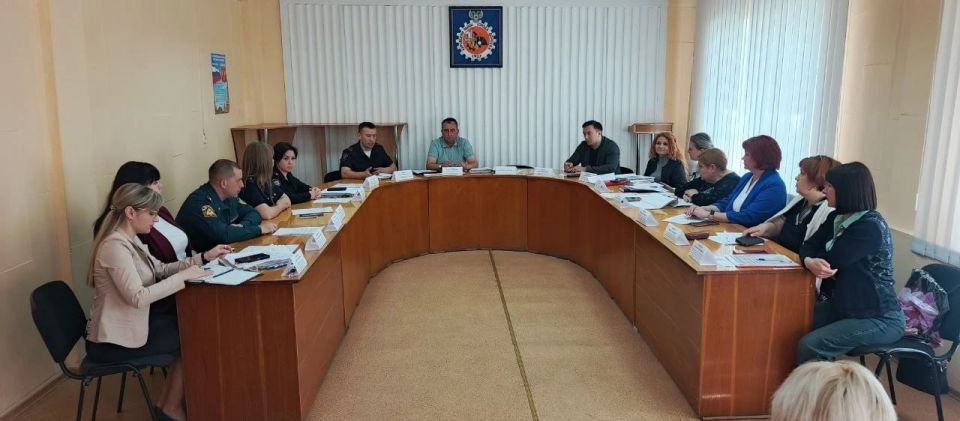 Сегодня, 19 мая 2026 года, в Управе Кировского внутригородского района Администрации городского округа Донецк состоялось заседание Комиссии по делам несовершеннолетних и защите их прав