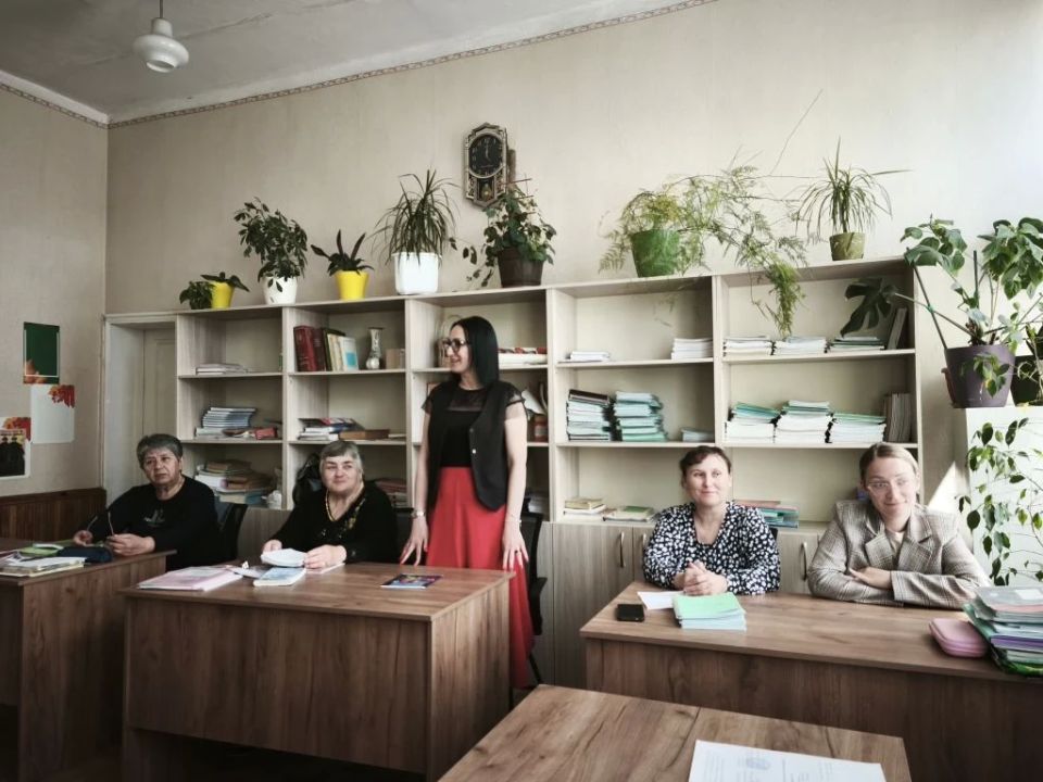 Депутат Старобешевского муниципального совета ДНР от партии «ЕДИНАЯ РОССИЯ» Алина Шпатусько встретилась с коллективом Старобешевской школы № 2