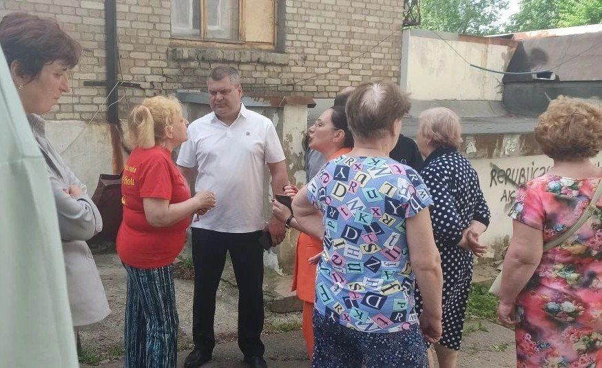 Юрий Атаманов: С руководителем Управы Ленинского внутригородского района администрации г.о. Донецк Татьяной Темниковой провели сход граждан