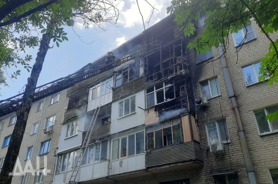 ФОТО: В донецкой пятиэтажке загорелась квартира
