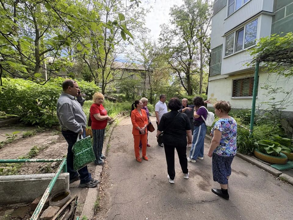 Продолжаются сходы с жителями Ленинского района города Донецка