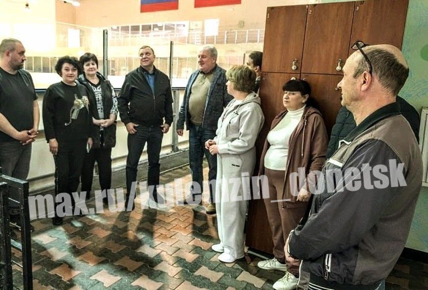 В Кировском районе состоялась встреча заместителя главы администрации г.о. Донецк с работниками ледово-спортивного комплекса «Лидер»