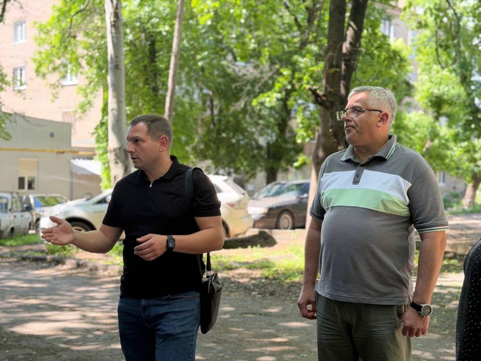 Сегодня, 20 мая, первый заместитель руководителя Управы Ворошиловского внутригородского района Евтеев Андрей совместно с депутатом Донецкого городского Совета Ткаченко Сергеем провели встречу с населением