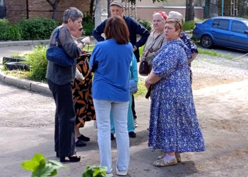 Иван Адамец: Заместитель руководителя управы Куйбышевского района Елена Строганова провела встречу с жителями дома № 12 по улице Фомина